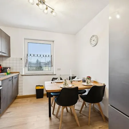 Geraeumige Wohnung, 3 Schlafzimmer, Kueche, Bad *