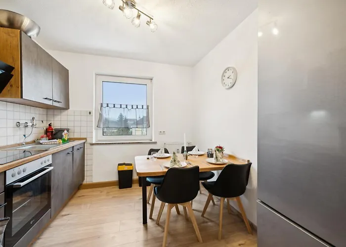 Geraeumige Wohnung, 3 Schlafzimmer, Kueche, Bad *